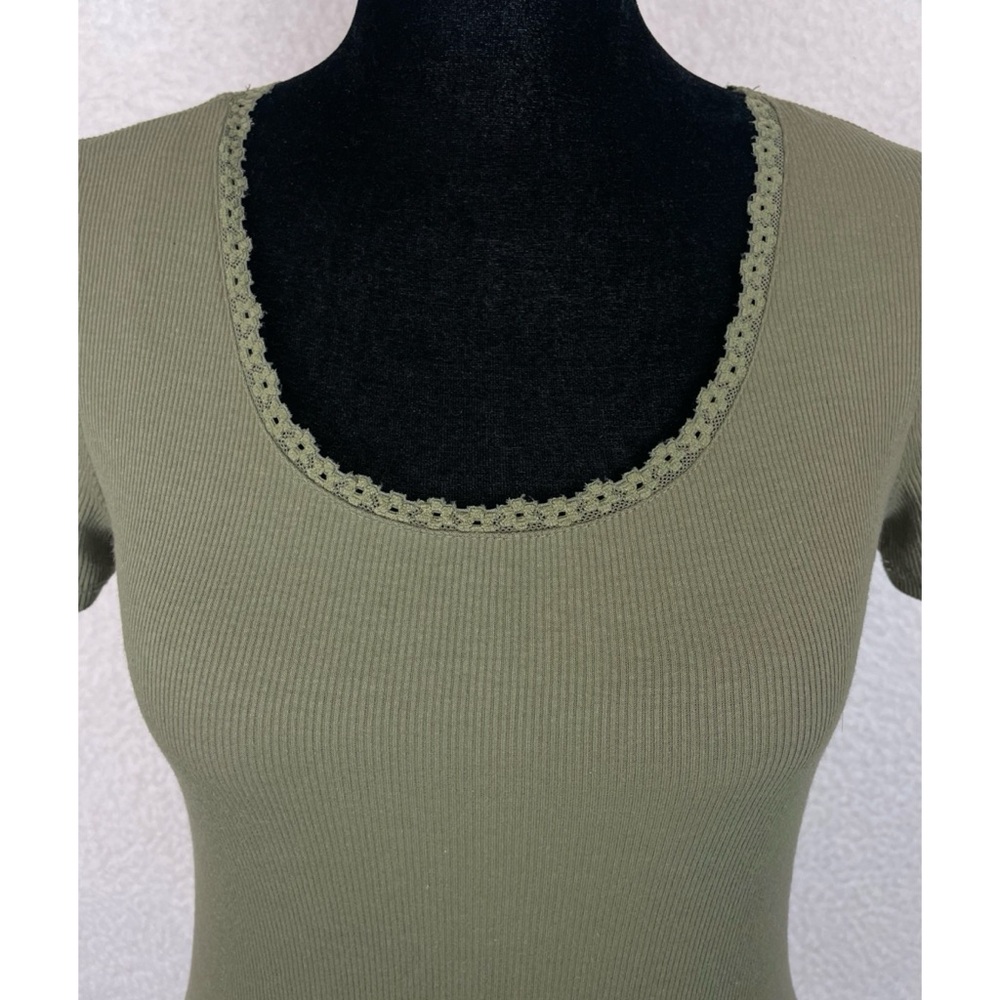 ACTIVE USA • Olive Green Floral Lace-Trimmed Ribbed Short Sleeve Tee, M - Picture 3 of 13
